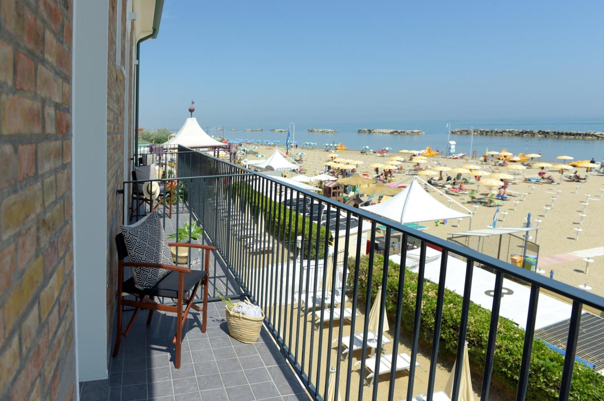 Hotel Capanni Bellaria-Igea Marina Bagian luar foto